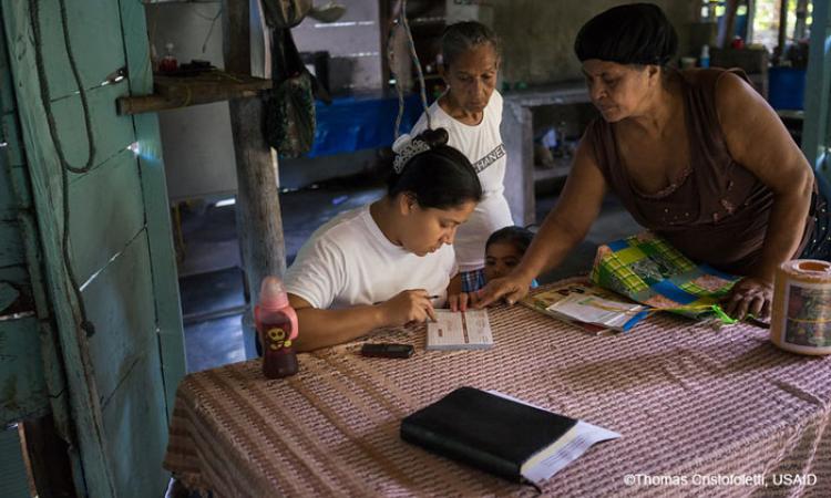 Estudio del impacto de un programa humanitario de transferencia monetaria en Colombia